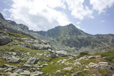 Bulgaristan 'ın Kalin zirvesi yakınlarındaki Rila Dağı' nın İnanılmaz Yaz Manzarası