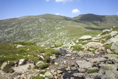 Bulgaristan 'ın Kalin zirvesi yakınlarındaki Rila Dağı' nın İnanılmaz Yaz Manzarası