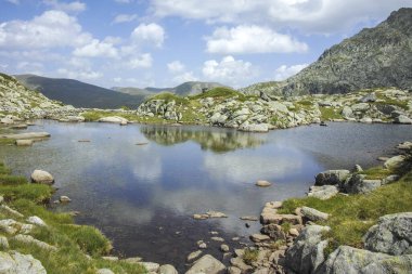 Bulgaristan 'ın Kalin zirvesi yakınlarındaki Rila Dağı' nın İnanılmaz Yaz Manzarası