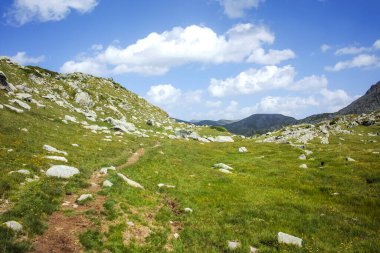 Bulgaristan 'ın Kalin zirvesi yakınlarındaki Rila Dağı' nın İnanılmaz Yaz Manzarası