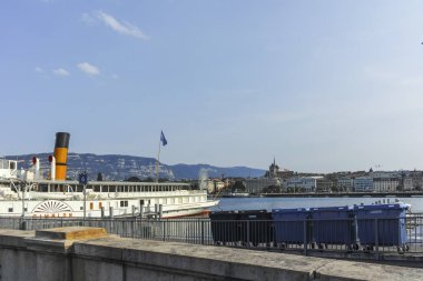 GENEVA, SWitzERLAND - 17 Haziran 2023: İsviçre 'nin Cenevre kenti Embank' inin şaşırtıcı panoramik manzarası