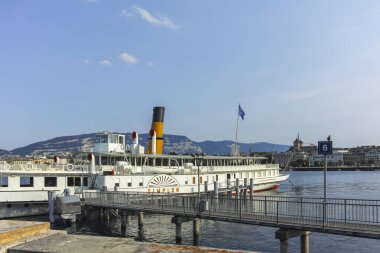 GENEVA, SWitzERLAND - 17 Haziran 2023: İsviçre 'nin Cenevre kenti Embank' inin şaşırtıcı panoramik manzarası