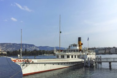 GENEVA, SWitzERLAND - 17 Haziran 2023: İsviçre 'nin Cenevre kenti Embank' inin şaşırtıcı panoramik manzarası