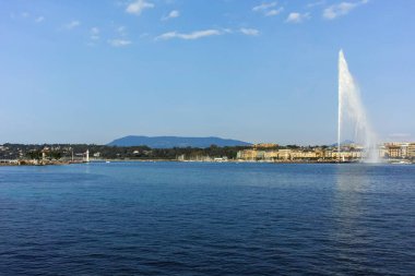 GENEVA, SWitzERLAND - 17 Haziran 2023: İsviçre 'nin Cenevre kenti Embank' inin şaşırtıcı panoramik manzarası