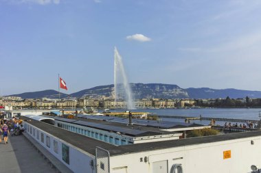 GENEVA, SWitzERLAND - 17 Haziran 2023: İsviçre 'nin Cenevre kenti Embank' inin şaşırtıcı panoramik manzarası