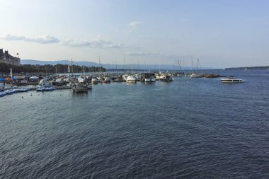 GENEVA, SWitzERLAND - 17 Haziran 2023: İsviçre 'nin Cenevre kenti Embank' inin şaşırtıcı panoramik manzarası