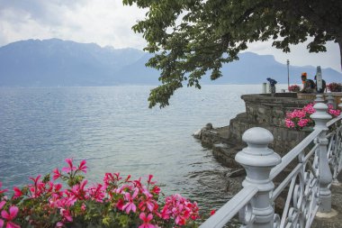 VEVEY, SWitzERLAND - 19 Haziran 2023 Vevey kasabasından Cenevre Gölü, Vaud Kantonu, İsviçre