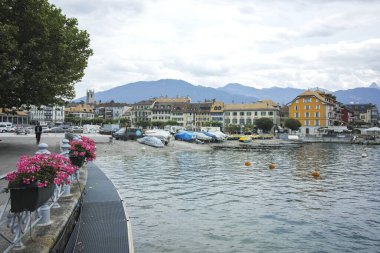 VEVEY, SWitzERLAND - 19 Haziran 2023 Vevey kasabasından Cenevre Gölü, Vaud Kantonu, İsviçre
