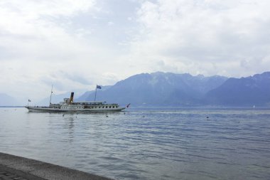 VEVEY, SWitzERLAND - 19 Haziran 2023 Vevey kasabasından Cenevre Gölü, Vaud Kantonu, İsviçre