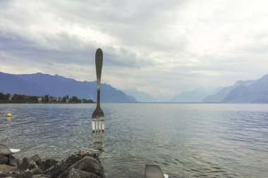 VEVEY, SWitzERLAND - 19 Haziran 2023 Vevey kasabasından Cenevre Gölü, Vaud Kantonu, İsviçre