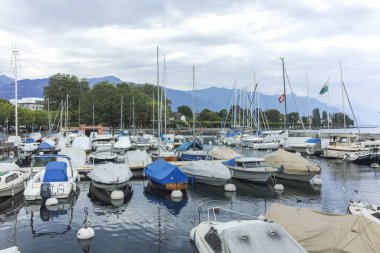 VEVEY, SWitzERLAND - 19 Haziran 2023 Vevey kasabasından Cenevre Gölü, Vaud Kantonu, İsviçre