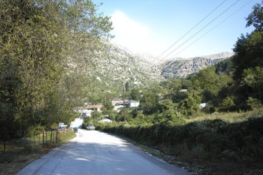 TSEPELOVO, EPIRUS, GREECE - 27 AĞUSTOS 2023: Tsepelovo Köyü Panoraması, Epirus, Yunanistan