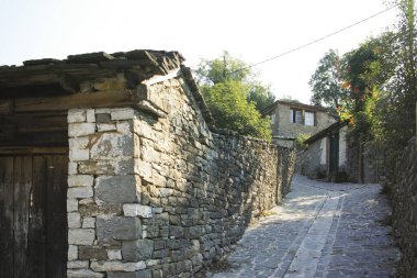 TSEPELOVO, EPIRUS, GREECE - 27 AĞUSTOS 2023: Tsepelovo Köyü Panoraması, Epirus, Yunanistan