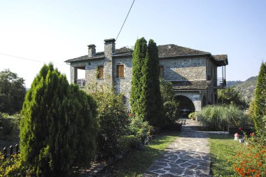 TSEPELOVO, EPIRUS, GREECE - 27 AĞUSTOS 2023: Tsepelovo Köyü Panoraması, Epirus, Yunanistan