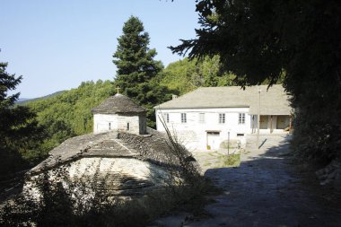 TSEPELOVO, EPIRUS, GREECE - 27 AĞUSTOS 2023: Tsepelovo Köyü Panoraması, Epirus, Yunanistan