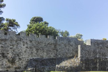 ARTA, EPIRUS, GREECE - 21 Ağustos 2023: Tipik Sokak ve Yunanistan 'ın Epirus kentindeki bina