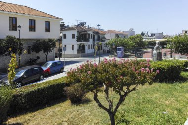 ARTA, EPIRUS, GREECE - 21 Ağustos 2023: Tipik Sokak ve Yunanistan 'ın Epirus kentindeki bina