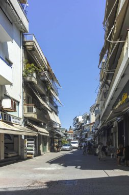 ARTA, EPIRUS, GREECE - 21 Ağustos 2023: Tipik Sokak ve Yunanistan 'ın Epirus kentindeki bina