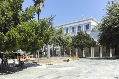 ARTA, EPIRUS, GREECE - 21 Ağustos 2023: Tipik Sokak ve Yunanistan 'ın Epirus kentindeki bina