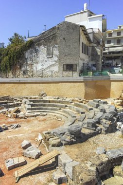 ARTA, EPIRUS, GREECE - 21 Ağustos 2023: Tipik Sokak ve Yunanistan 'ın Epirus kentindeki bina