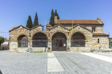 ARTA, EPIRUS, GREECE - 21 Ağustos 2023: Tipik Sokak ve Yunanistan 'ın Epirus kentindeki bina