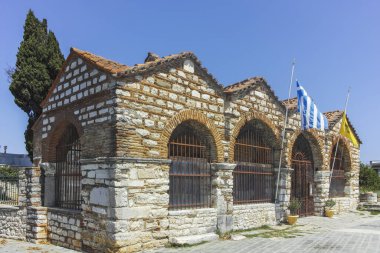 ARTA, EPIRUS, GREECE - 21 Ağustos 2023: Tipik Sokak ve Yunanistan 'ın Epirus kentindeki bina
