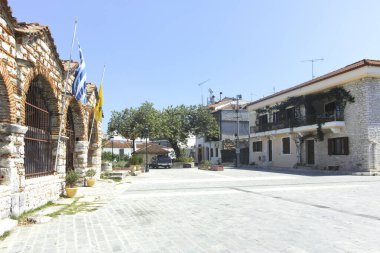 ARTA, EPIRUS, GREECE - 21 Ağustos 2023: Tipik Sokak ve Yunanistan 'ın Epirus kentindeki bina