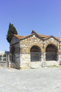 ARTA, EPIRUS, GREECE - 21 Ağustos 2023: Tipik Sokak ve Yunanistan 'ın Epirus kentindeki bina