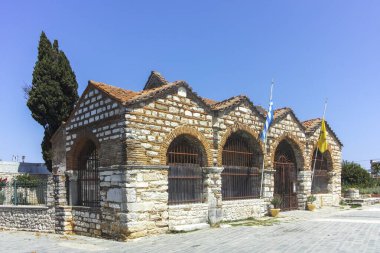 ARTA, EPIRUS, GREECE - 21 Ağustos 2023: Tipik Sokak ve Yunanistan 'ın Epirus kentindeki bina