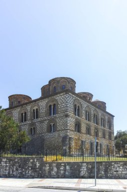 ARTA, EPIRUS, GREECE - 21 Ağustos 2023: Tipik Sokak ve Yunanistan 'ın Epirus kentindeki bina