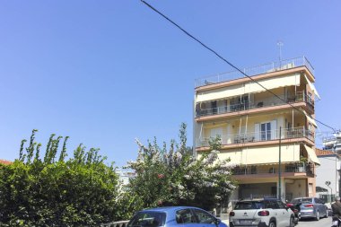 ARTA, EPIRUS, GREECE - 21 Ağustos 2023: Tipik Sokak ve Yunanistan 'ın Epirus kentindeki bina