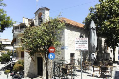 ARTA, EPIRUS, GREECE - 21 Ağustos 2023: Tipik Sokak ve Yunanistan 'ın Epirus kentindeki bina