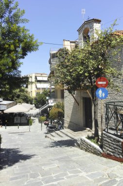 ARTA, EPIRUS, GREECE - 21 Ağustos 2023: Tipik Sokak ve Yunanistan 'ın Epirus kentindeki bina