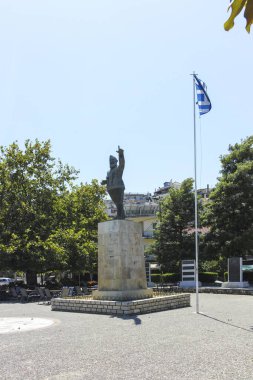 ARTA, EPIRUS, GREECE - 21 Ağustos 2023: Tipik Sokak ve Yunanistan 'ın Epirus kentindeki bina