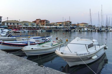 LEFKADA TOWN, GREECE - 21 AĞUSTOS 2023: Tipik Sokak ve Yunanistan 'ın İyon Adaları kentindeki bina