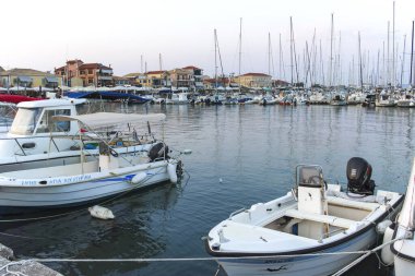 LEFKADA TOWN, GREECE - 21 AĞUSTOS 2023: Tipik Sokak ve Yunanistan 'ın İyon Adaları kentindeki bina