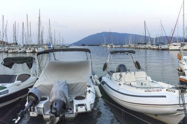 LEFKADA TOWN, GREECE - 21 AĞUSTOS 2023: Tipik Sokak ve Yunanistan 'ın İyon Adaları kentindeki bina