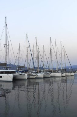 LEFKADA TOWN, GREECE - 21 AĞUSTOS 2023: Tipik Sokak ve Yunanistan 'ın İyon Adaları kentindeki bina