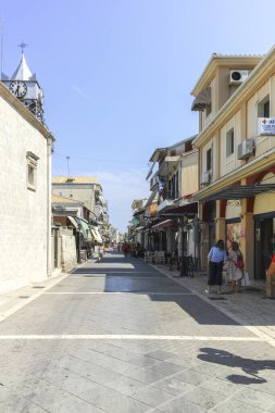 LEFKADA TOWN, GREECE - 21 AĞUSTOS 2023: Tipik Sokak ve Yunanistan 'ın İyon Adaları kentindeki bina