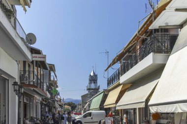 LEFKADA TOWN, GREECE - 21 AĞUSTOS 2023: Tipik Sokak ve Yunanistan 'ın İyon Adaları kentindeki bina