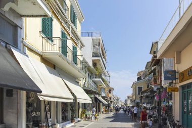 LEFKADA TOWN, GREECE - 21 AĞUSTOS 2023: Tipik Sokak ve Yunanistan 'ın İyon Adaları kentindeki bina