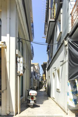 LEFKADA TOWN, GREECE - 21 AĞUSTOS 2023: Tipik Sokak ve Yunanistan 'ın İyon Adaları kentindeki bina