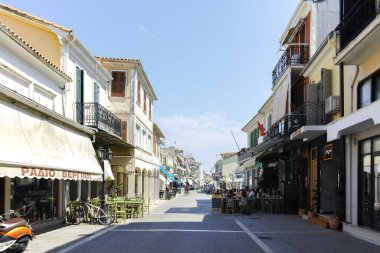 LEFKADA TOWN, GREECE - 21 AĞUSTOS 2023: Tipik Sokak ve Yunanistan 'ın İyon Adaları kentindeki bina