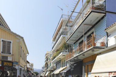 LEFKADA TOWN, GREECE - 21 AĞUSTOS 2023: Tipik Sokak ve Yunanistan 'ın İyon Adaları kentindeki bina