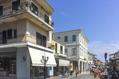 LEFKADA TOWN, GREECE - 21 AĞUSTOS 2023: Tipik Sokak ve Yunanistan 'ın İyon Adaları kentindeki bina