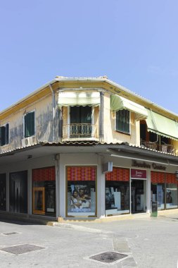 LEFKADA TOWN, GREECE - 21 AĞUSTOS 2023: Tipik Sokak ve Yunanistan 'ın İyon Adaları kentindeki bina