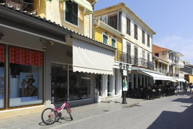 LEFKADA TOWN, GREECE - 21 AĞUSTOS 2023: Tipik Sokak ve Yunanistan 'ın İyon Adaları kentindeki bina