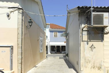 LEFKADA TOWN, GREECE - 21 AĞUSTOS 2023: Tipik Sokak ve Yunanistan 'ın İyon Adaları kentindeki bina