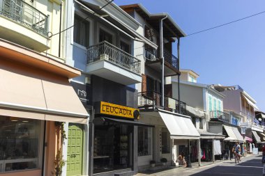 LEFKADA TOWN, GREECE - 21 AĞUSTOS 2023: Tipik Sokak ve Yunanistan 'ın İyon Adaları kentindeki bina