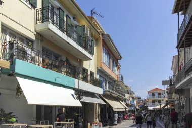 LEFKADA TOWN, GREECE - 21 AĞUSTOS 2023: Tipik Sokak ve Yunanistan 'ın İyon Adaları kentindeki bina